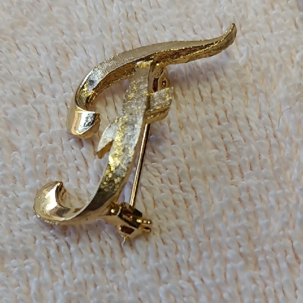 Elegant Gold Brooch Pin